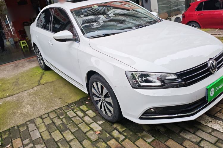 Used Volkswagen Sagitar 2015 230TSI Automatic Luxury Model Front Right 45 Deg