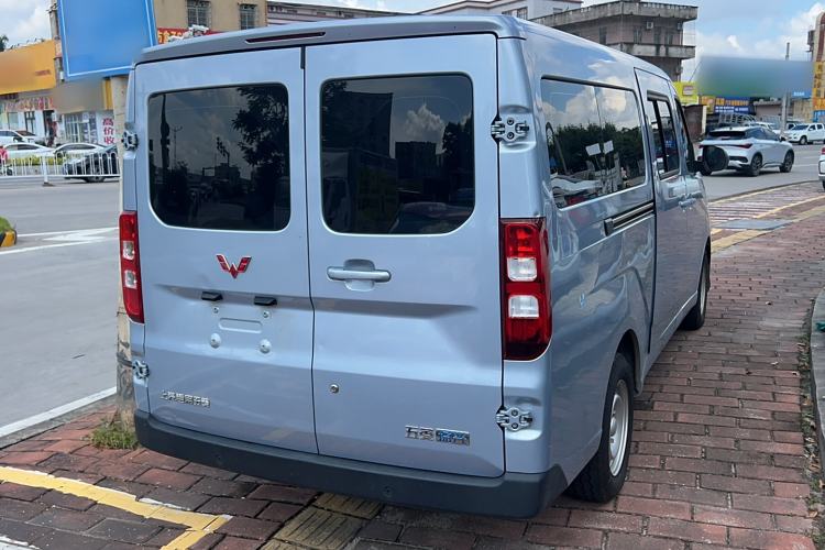 Used Wuling Yangguang 2024 300KM Comfort Version Passenger Van 75kW
