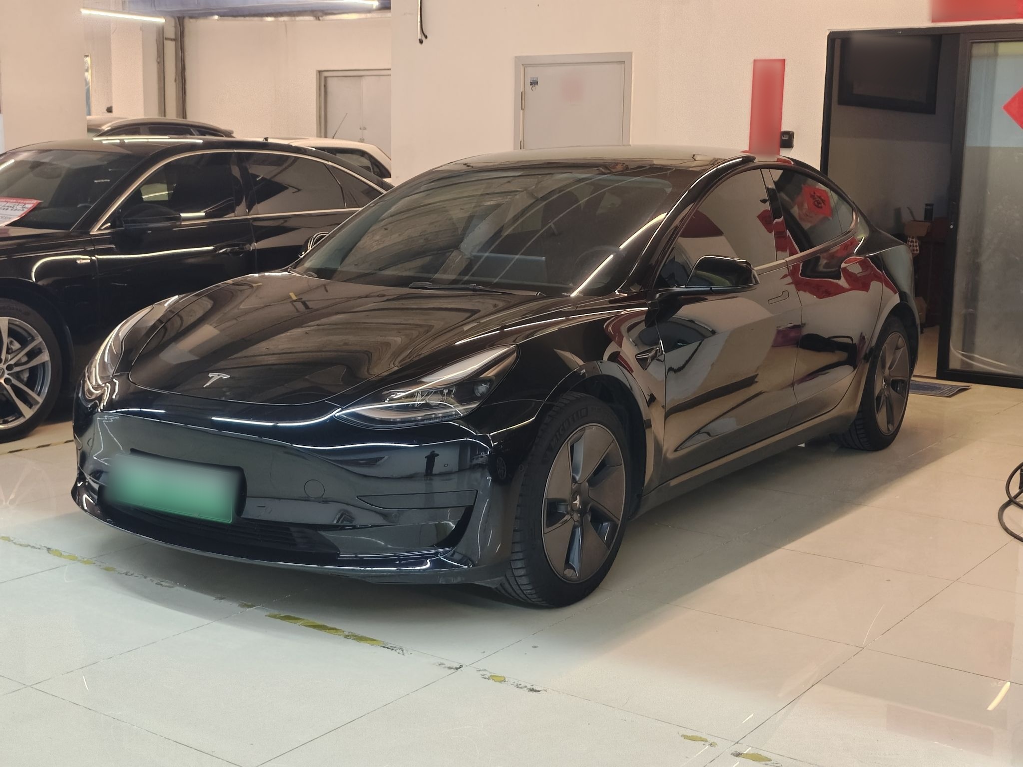 Под передней частью автомобиля