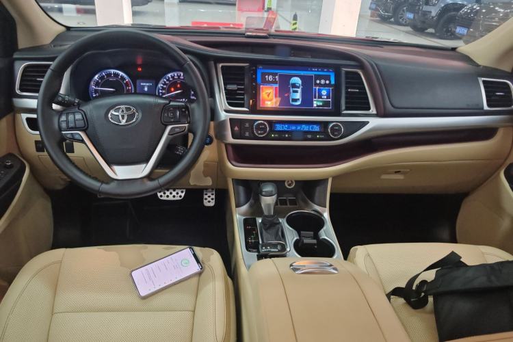 Used Toyota Highlander 2015 2.0T Two-Wheel Drive Luxury Edition 7 Seats Center Console