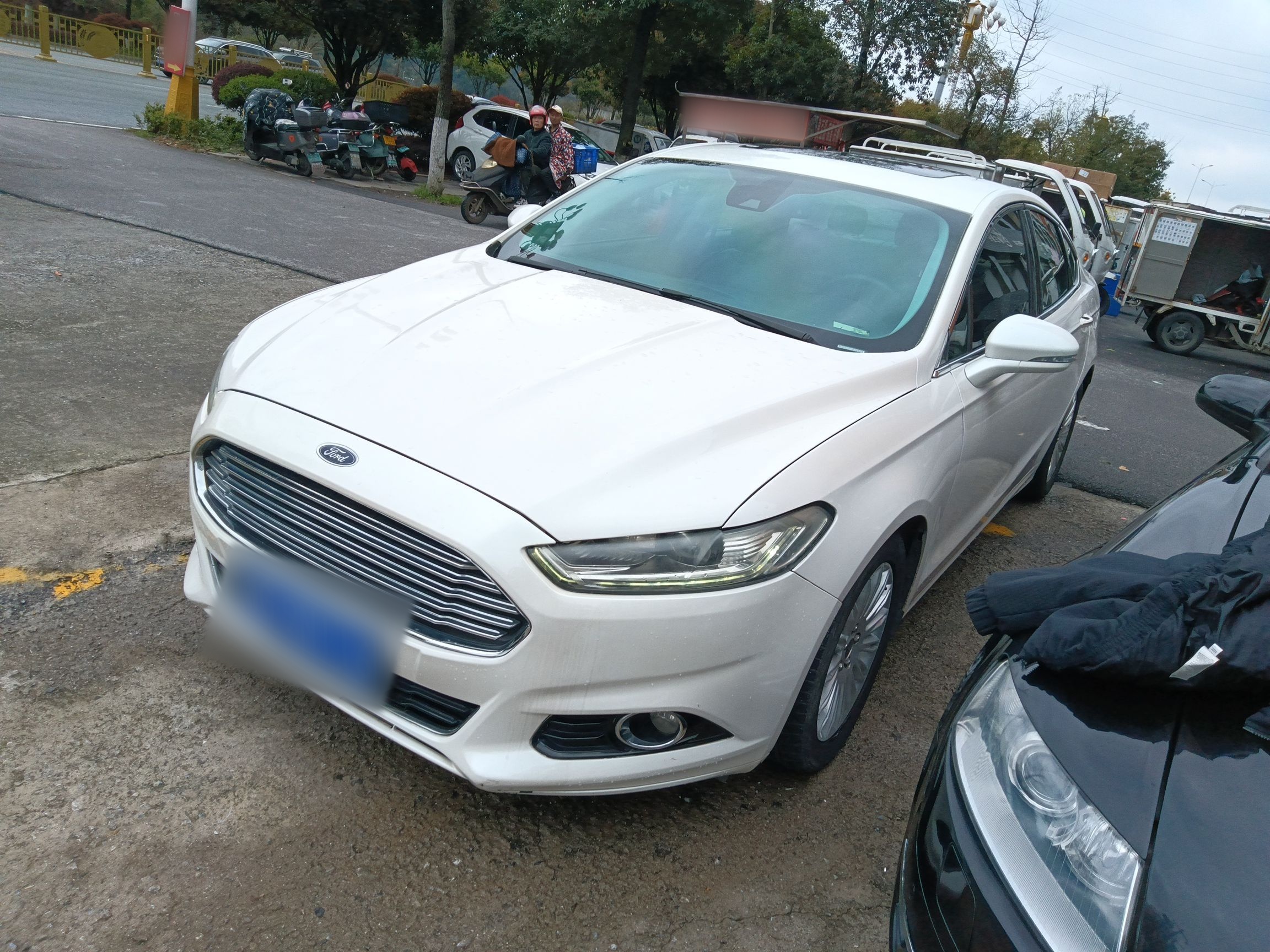 تحت مقدمة السيارة