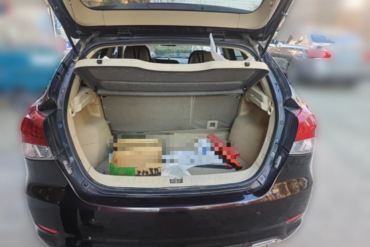 Used Soueast V6 Lingshi 2014 1.5L Manual Luxury Edition for Women