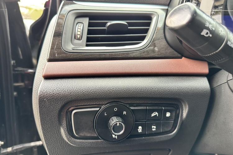 Used GAC Trumpchi GS8 2017 320T Two-Wheel Drive Luxury Smart Connectivity Version (7 Seats) Interior 8