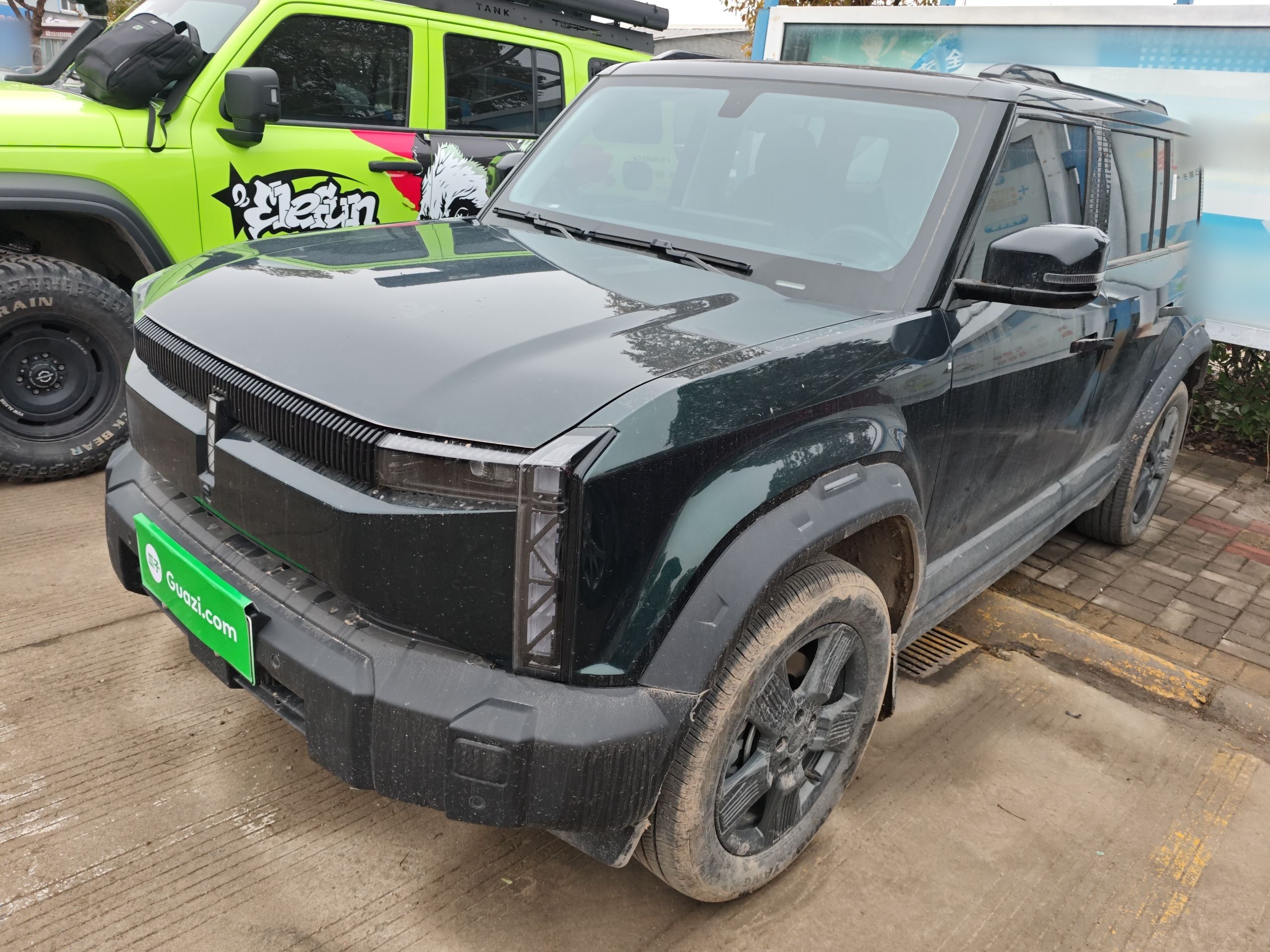 تحت مقدمة السيارة