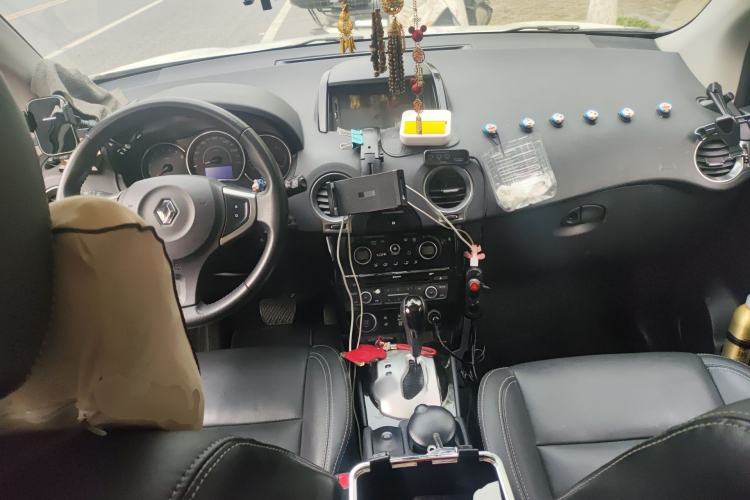 Used Renault Koleos 2014 2.5L 4x4 Comfort Edition Center Console
