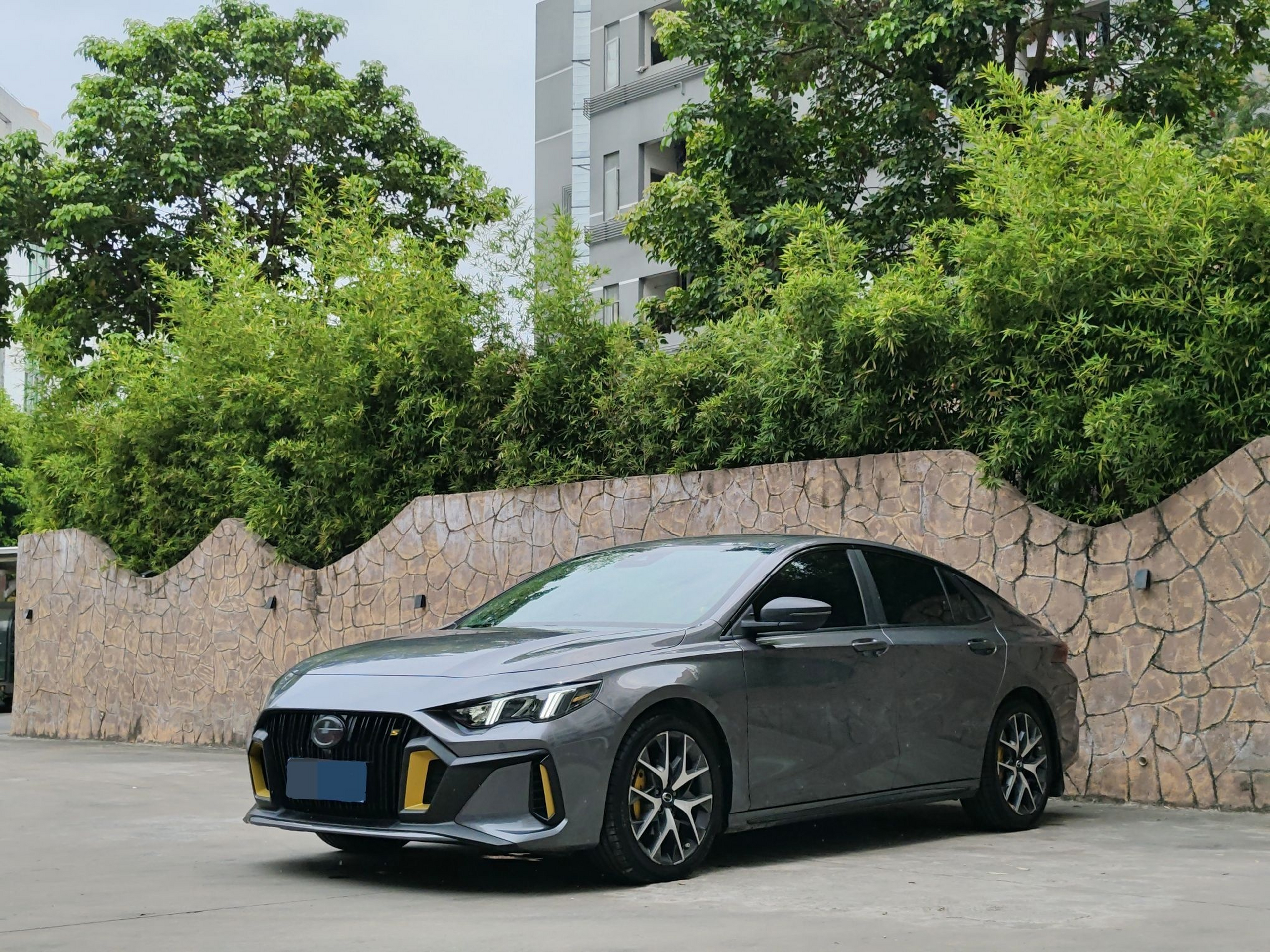 Под передней частью автомобиля