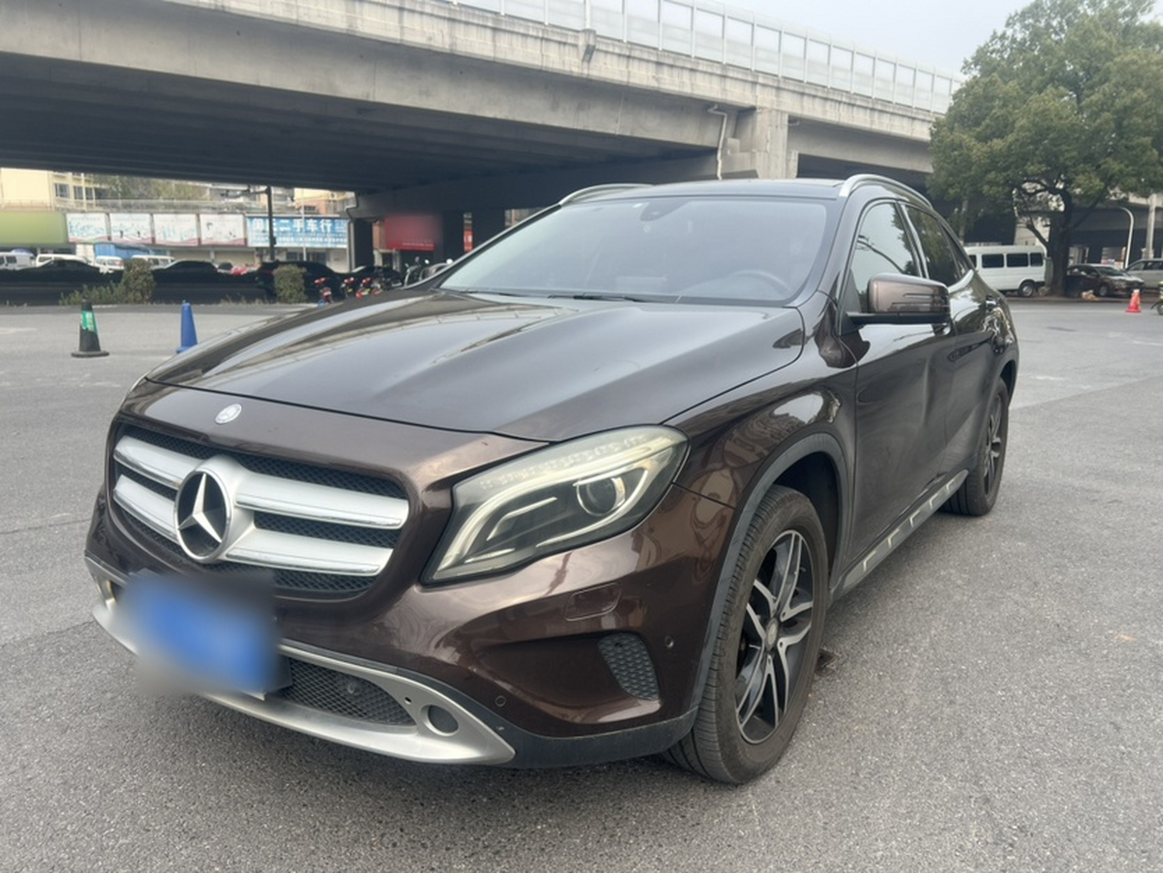 Под передней частью автомобиля