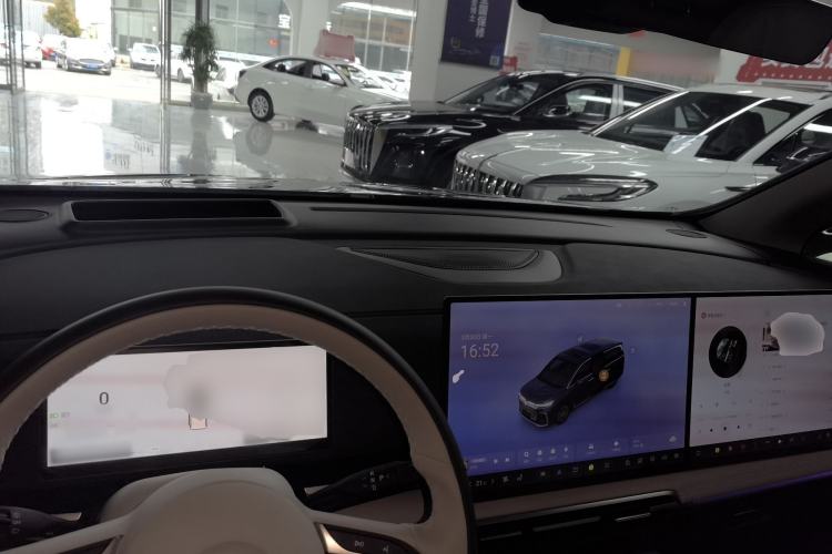 Used VOYAH Dream 2025 PHEV Four-Wheel Drive Prestige Kunpeng Edition Center Console