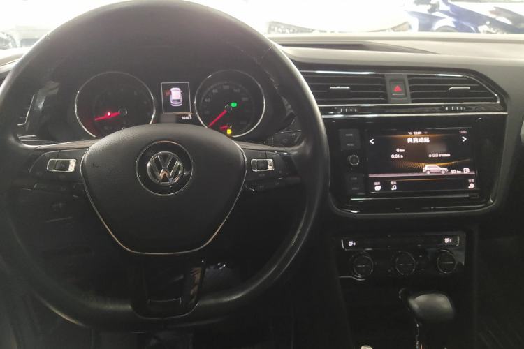 Used Volkswagen Tiguan L 2018 Facelift 330TSI Automatic Two-Wheel Drive Luxury Edition Center Console