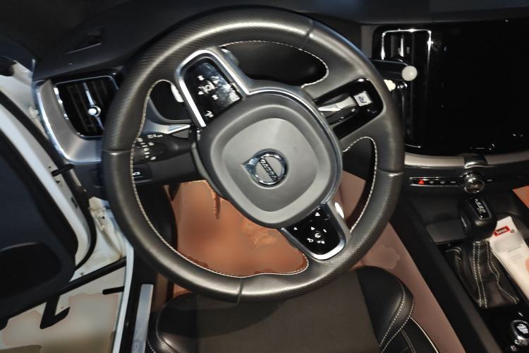 Used Volvo XC60 2019 T5 4x4 Smart & Dynamic Sport Edition China VI Standard Steering Wheel