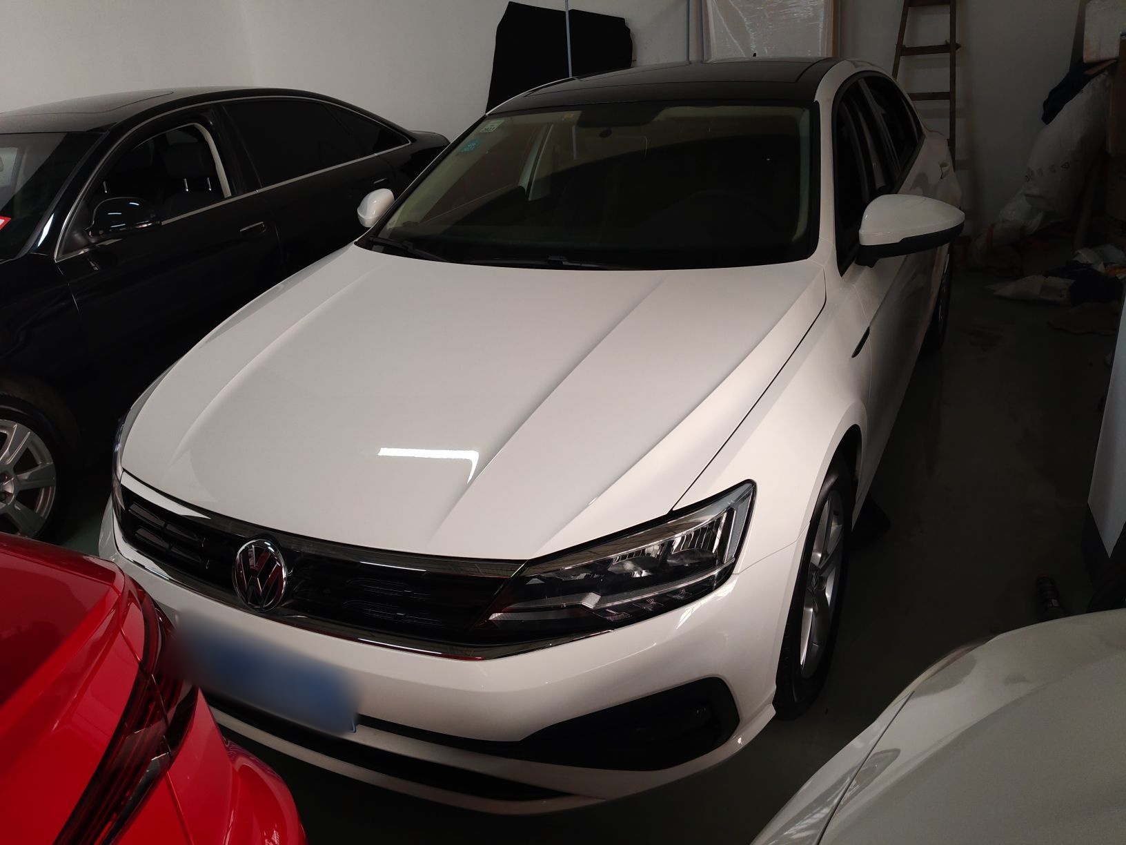 تحت مقدمة السيارة