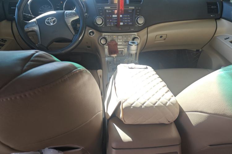 Used Toyota Highlander 2011 2.7L Two-Wheel Drive 7-Seater Luxury Edition Center Console