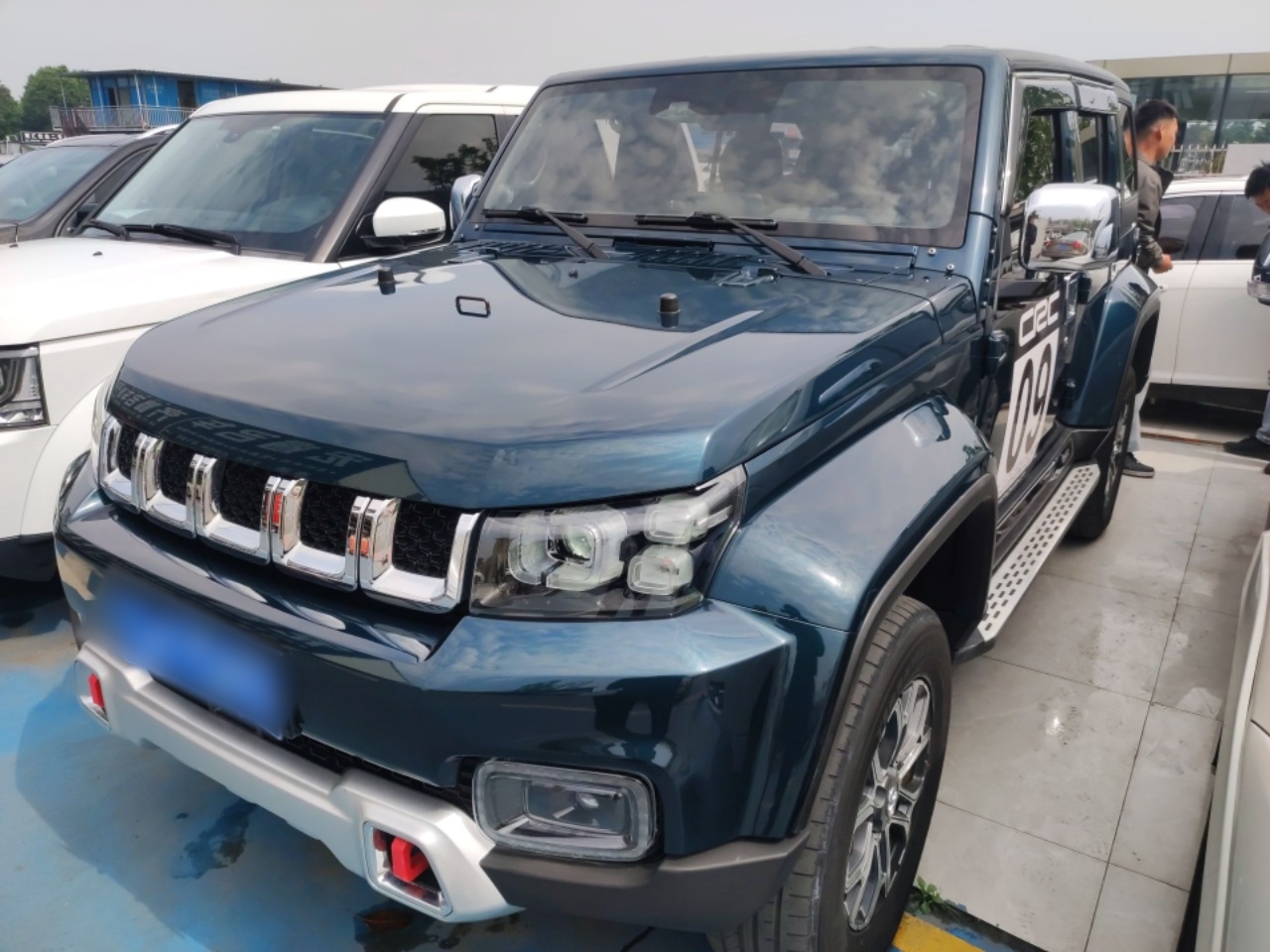 Под передней частью автомобиля