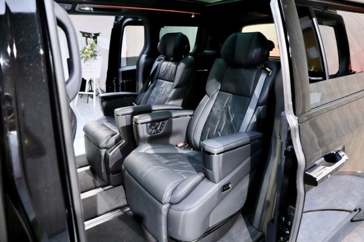 Used Zeekr 009 2024 7-Seater Walk-Through Version Four-Wheel Drive 108 kWh Interior 3