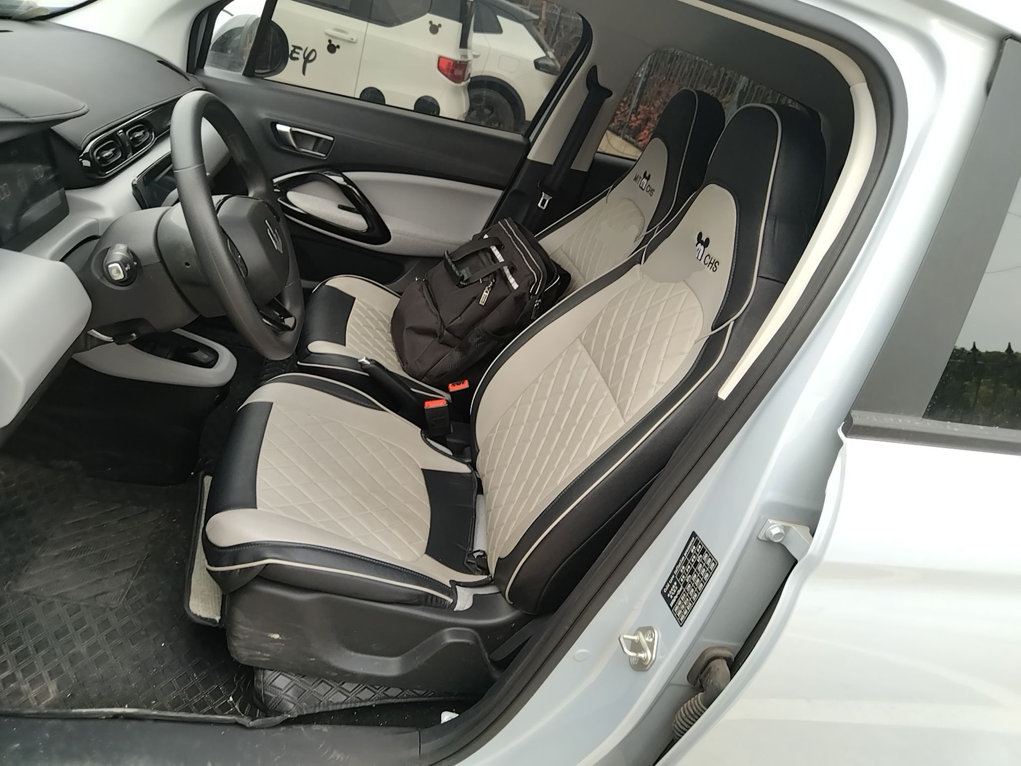 Переднее сиденье в автомобиле