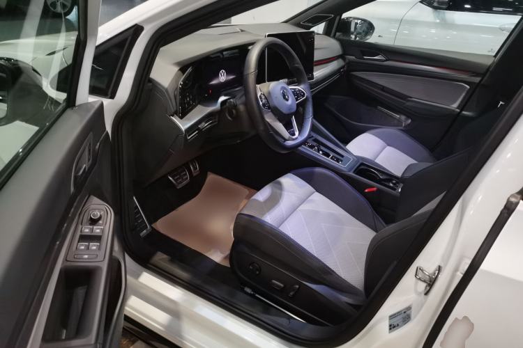 Used Volkswagen Golf 2025 300TSI R-Line
