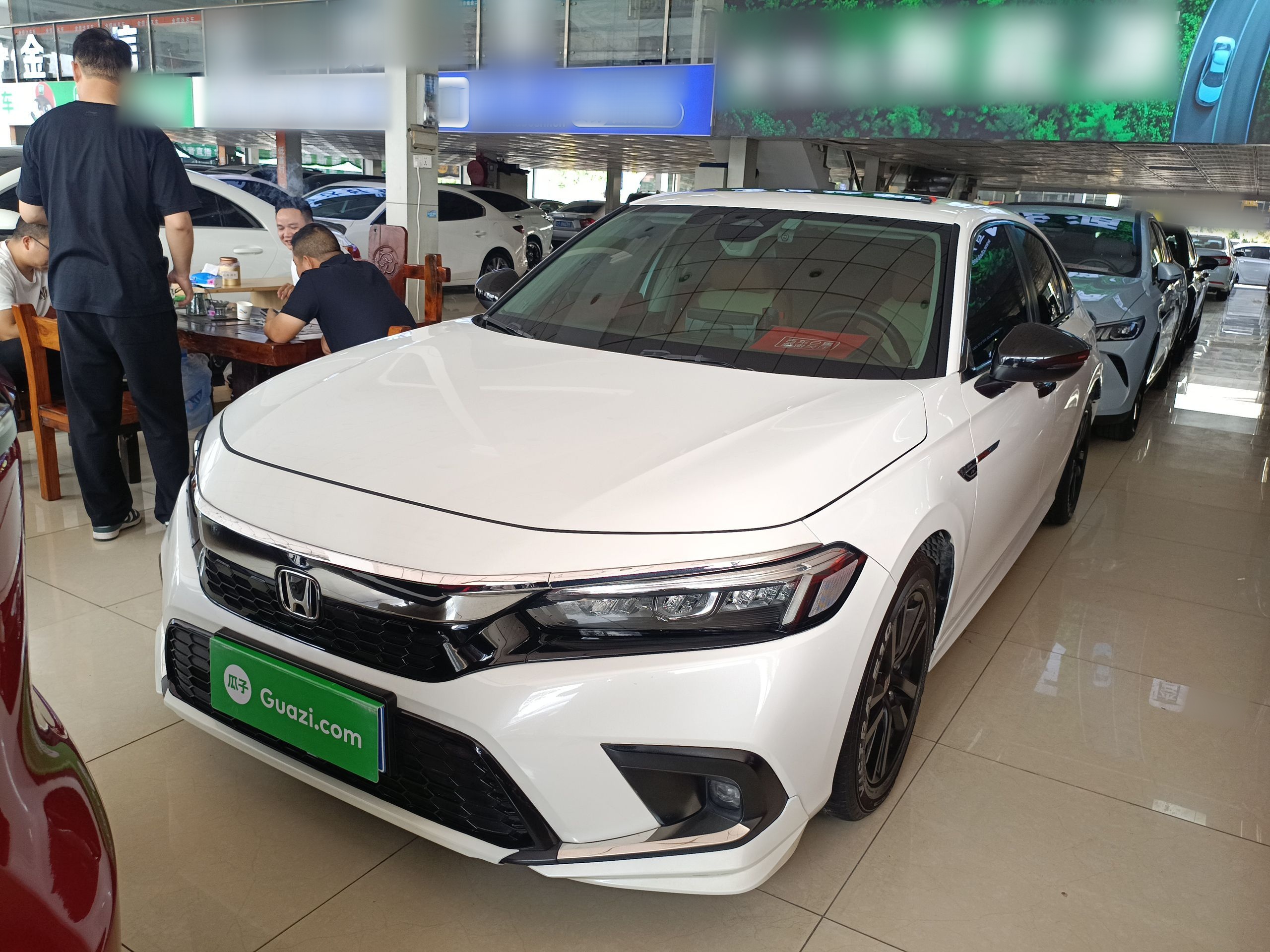 تحت مقدمة السيارة