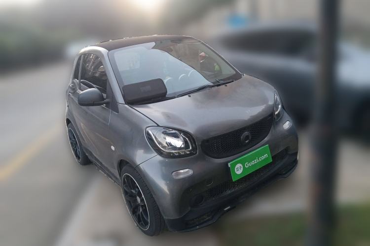 Used smart fortwo 2015 1.0L 52 kW hardtop Dynamic version Front Right 45 Deg