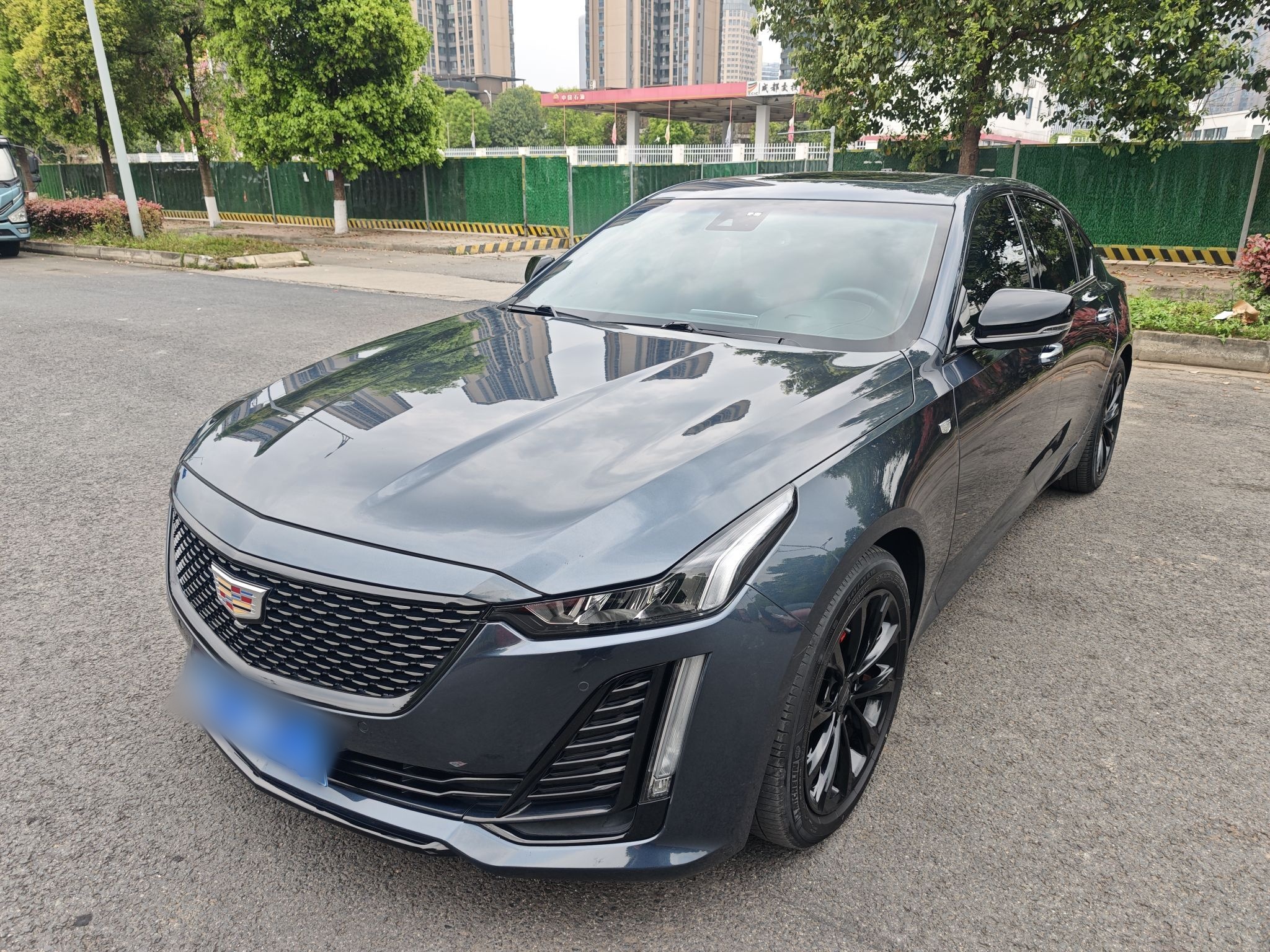 Под передней частью автомобиля