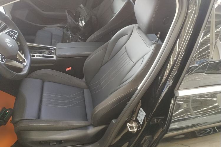 Used Volkswagen Magotan 2024 300TSI DSG Prestige Edition—A Real Eye-Catcher Left Front Seat