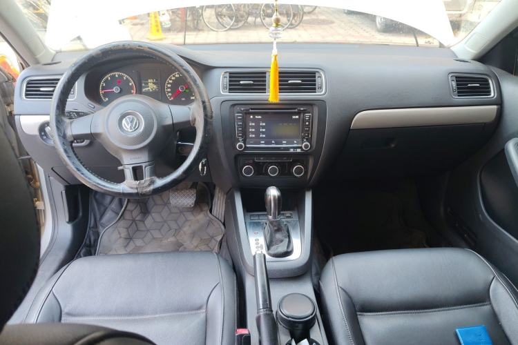 Used Volkswagen Sagitar 2012 1.6L Automatic Comfort Edition Center Console