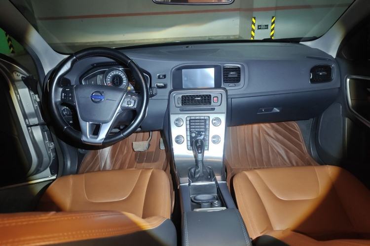 Used Volvo S60 2015 S60L 2.0T Zhiyuan Edition

