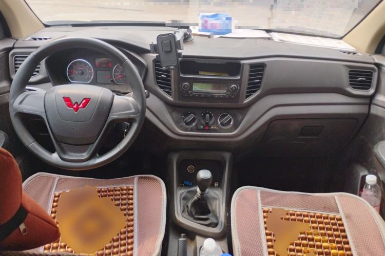 Used Wuling Hongguang V 2022 1.5L Jingqu Edition Electric-Assist LAR Center Console