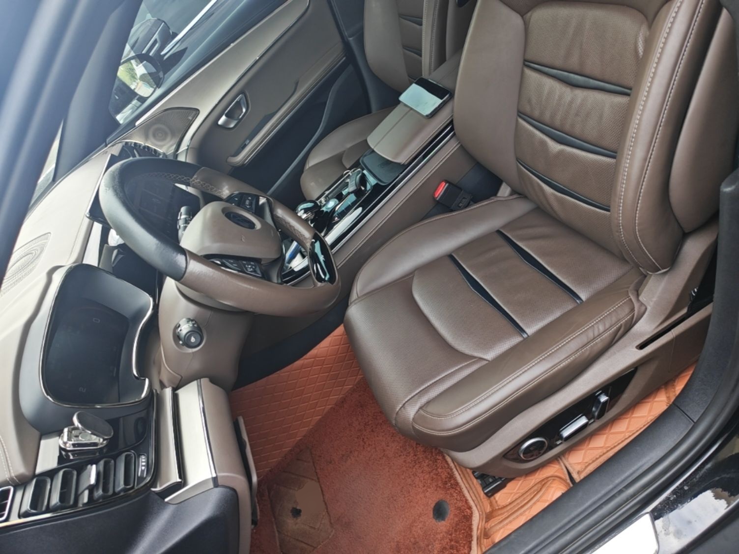 المقاعد الأمامية داخل السيارة