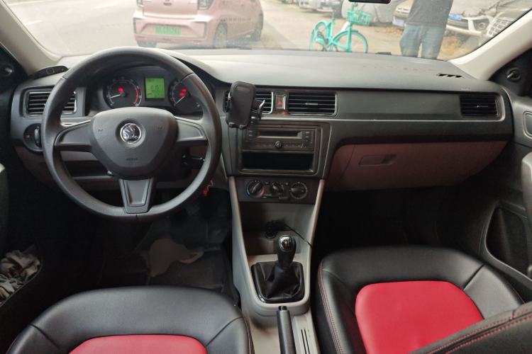 Used Skoda Rapid 2016 1.6L Manual Front-Wheel-Drive Version Center Console