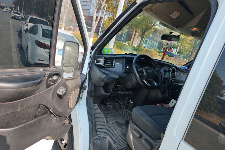 Used JMC Fushun 2022 2.0T Manual Multi-Function Passenger Vehicle Short Wheelbase Mid-Height Roof 6-Seater Driver Seat