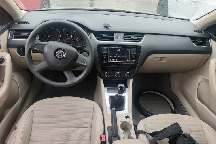 Used Skoda Octavia 2015 1.6L Manual Yijie Edition Center Console