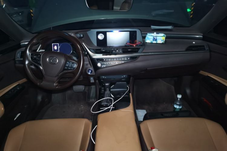 Used Lexus ES 2020 300h Premier Edition Interior 2