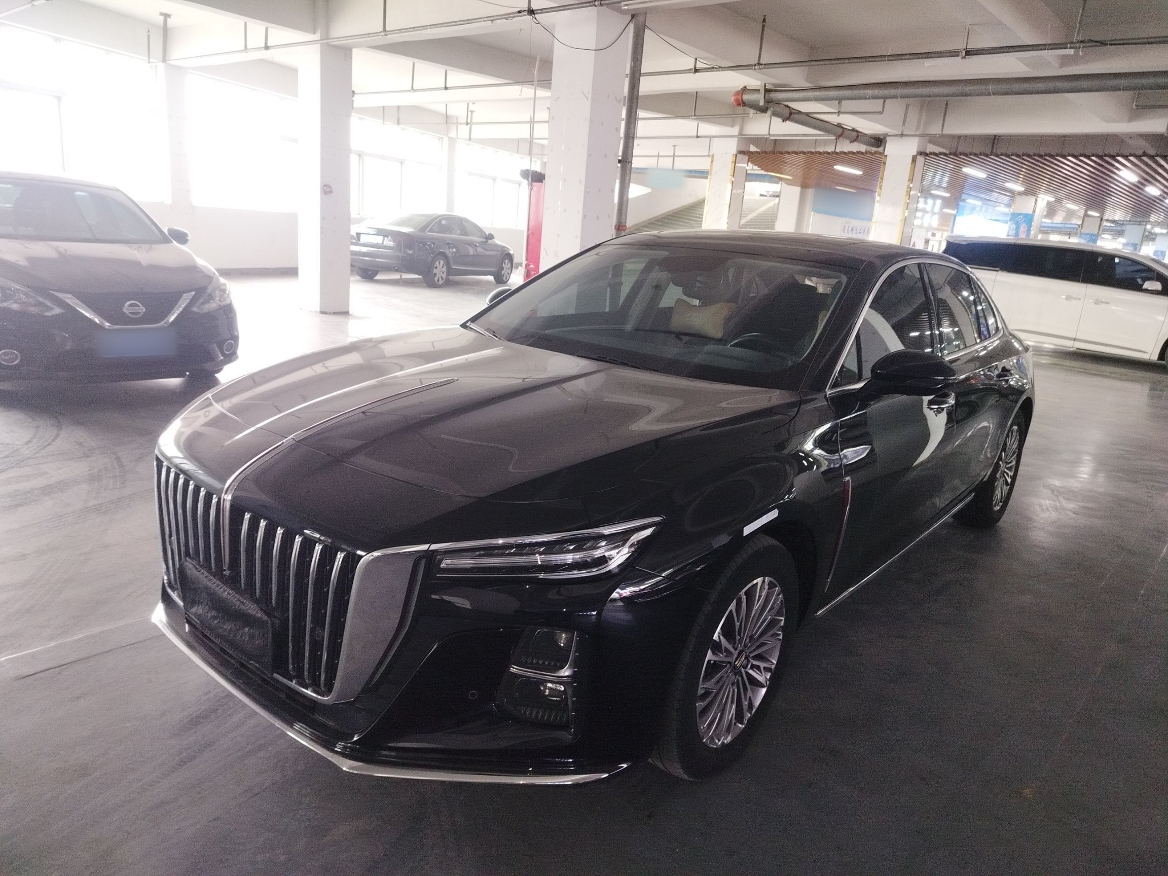 Под передней частью автомобиля