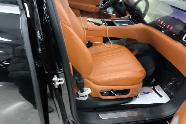 Used Hima AITO M8 2025 Extended-Range Max Version 37 kWh 6-Seater Right Front Seat