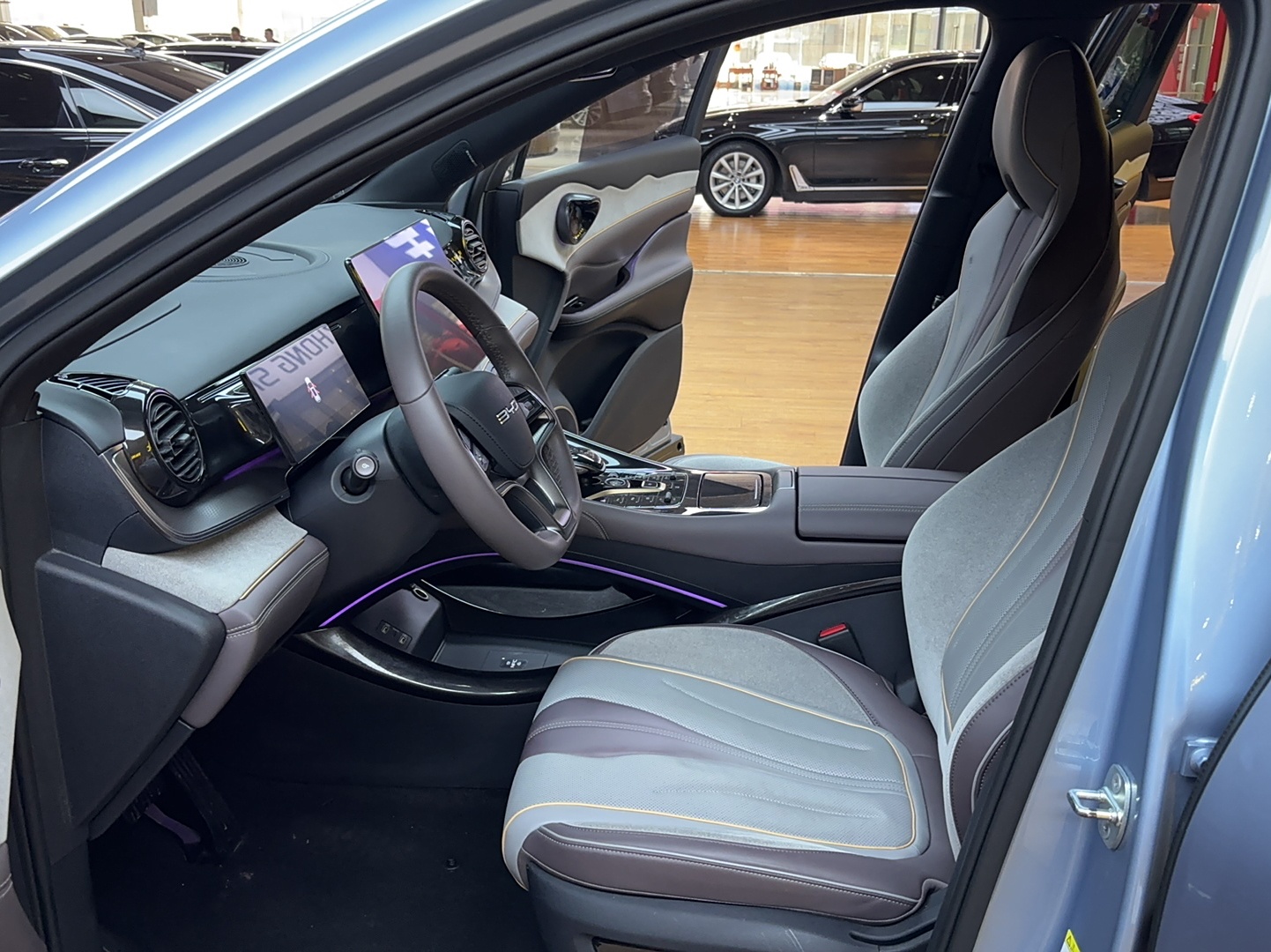 Переднее сиденье в автомобиле