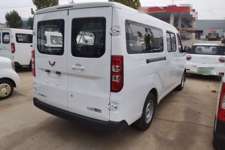 Used Wuling Yangguang 2024 300km Comfort-Grade Passenger Van 60kW Exterior 5
