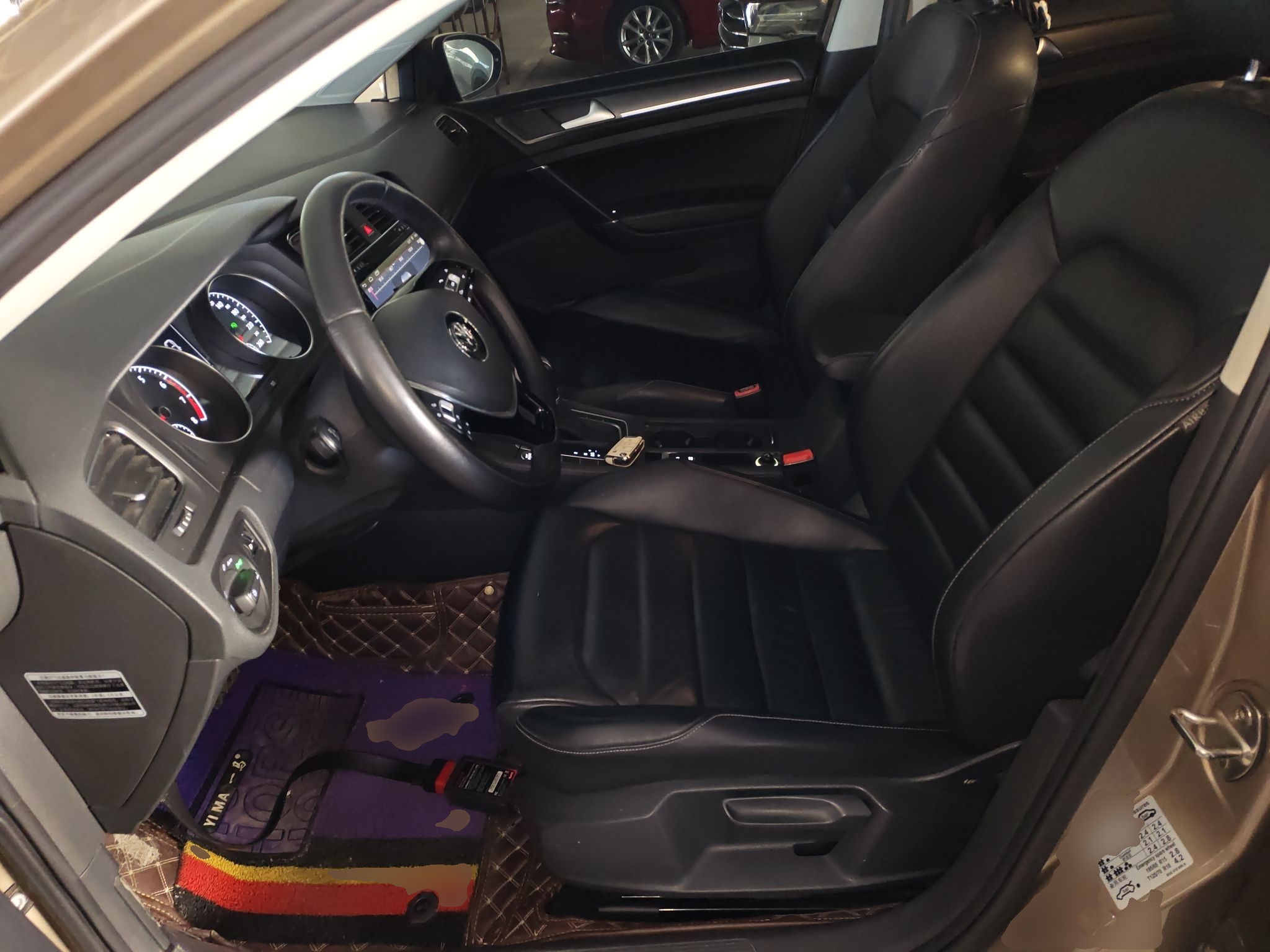 المقاعد الأمامية داخل السيارة