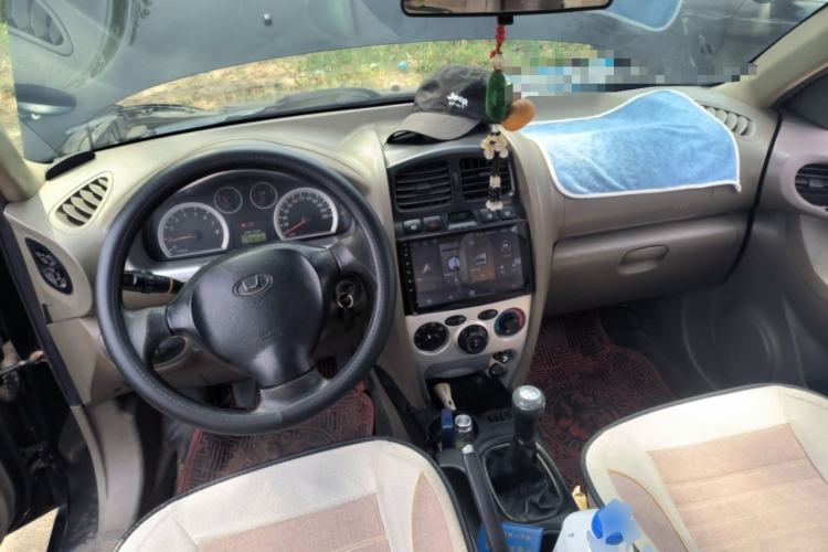 Used Huatai Santa Fe Classic 2012 2.0L Gasoline Manual Luxury Version Center Console