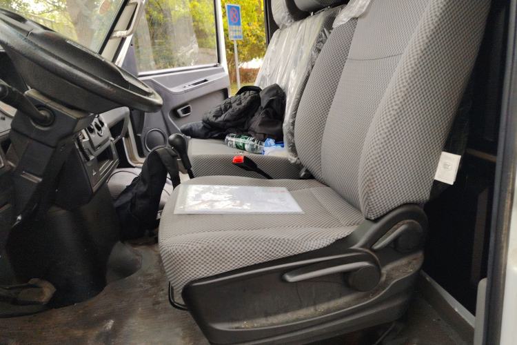 Used Iveco Daily 2021 2.5T V40 2-3 Seater Long Wheelbase Mid-Roof Dual Tires Manual Doors Left Rear Seat