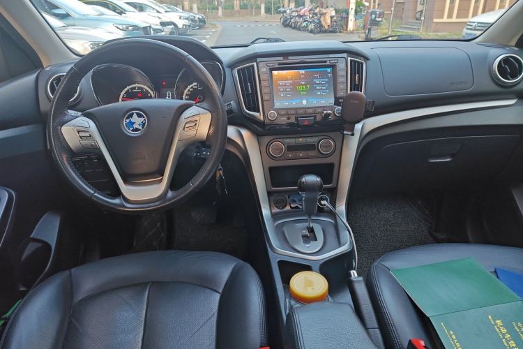 Used Venucia T70 2015 2.0L CVT Smart Edition Center Console