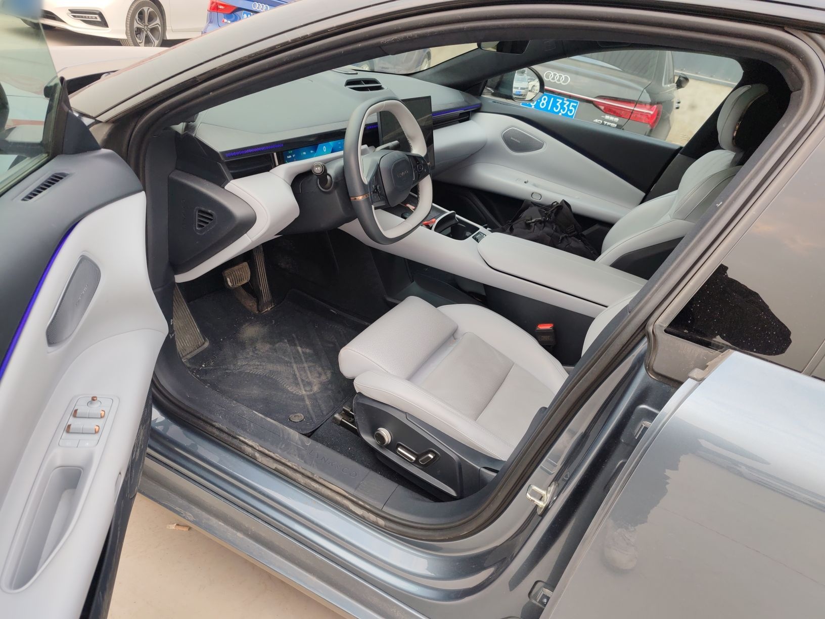 Переднее сиденье в автомобиле