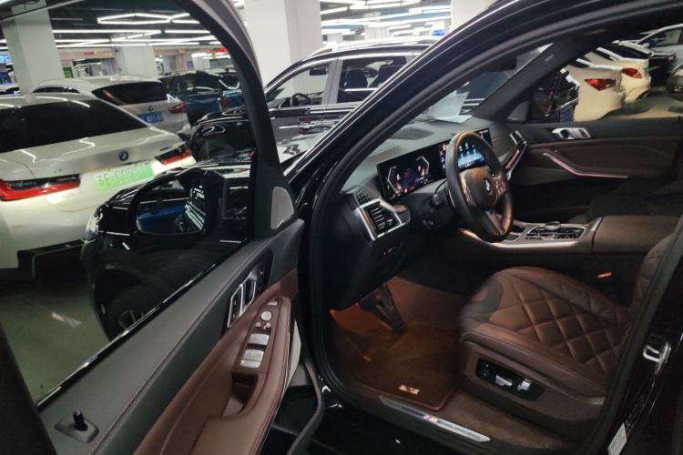 Used BMW X5 2023 xDrive 40Li M Sport Night Edition Package Driver Seat