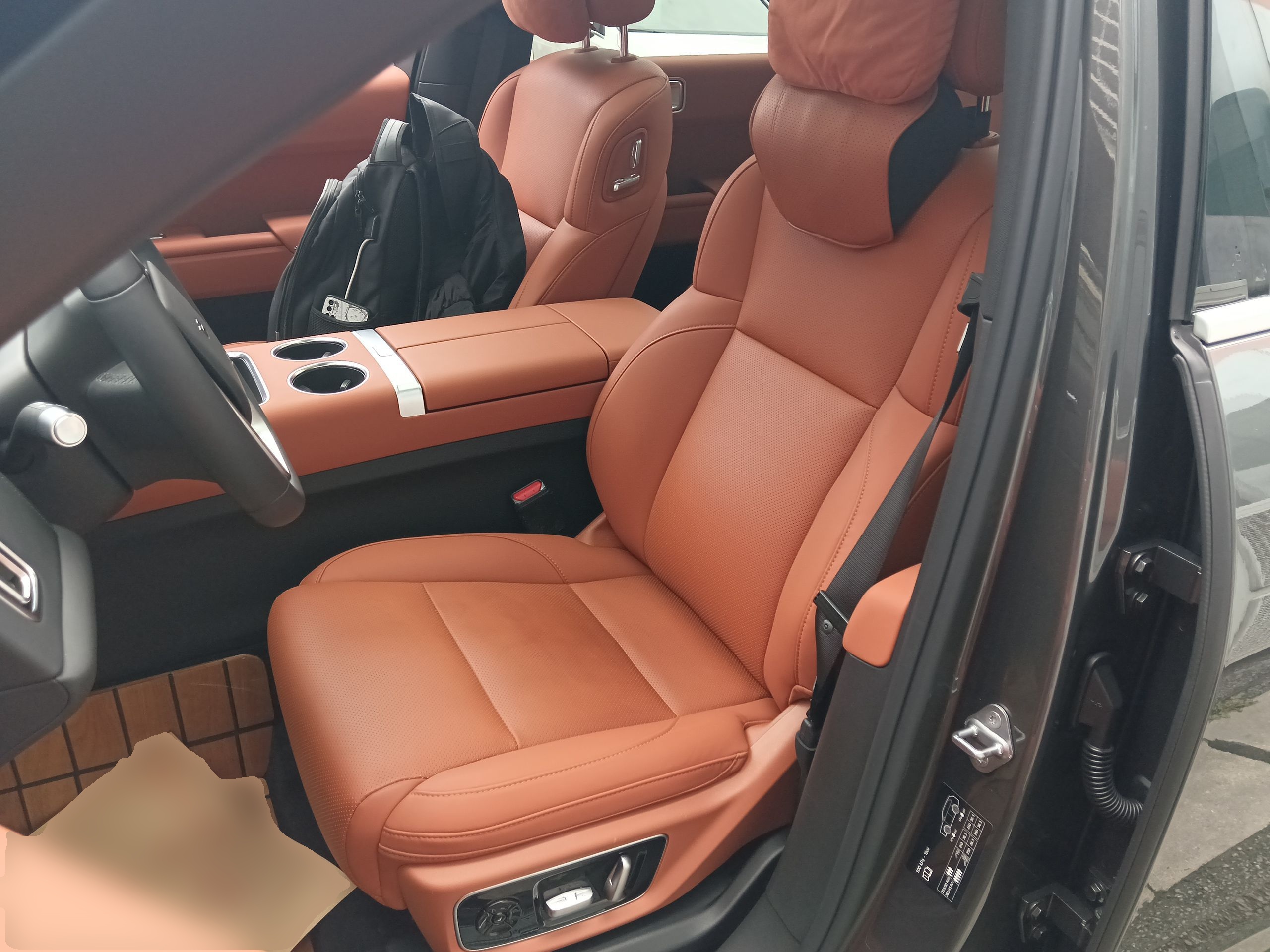 Переднее сиденье в автомобиле