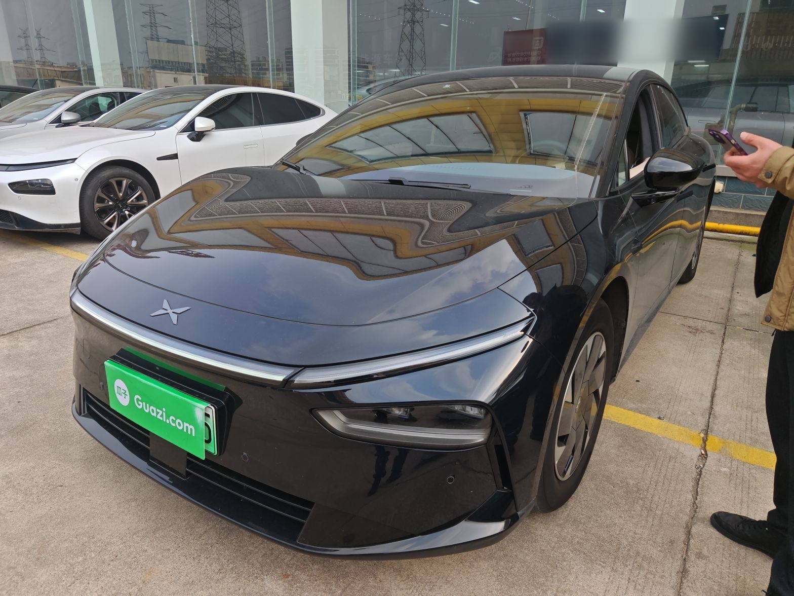 تحت مقدمة السيارة