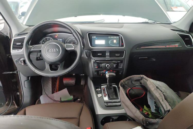 Used Audi Q5 2017 40 TFSI Ambition Edition Center Console