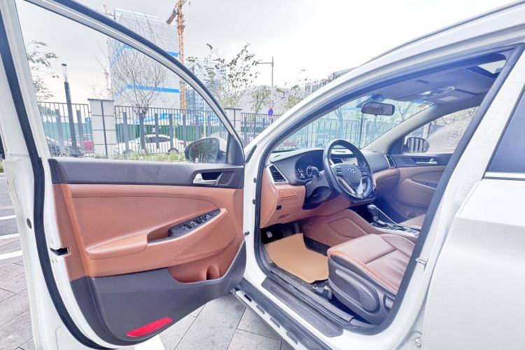 Used Hyundai Tucson 2015 1.6T Dual-Clutch Two-Wheel-Drive Smart Model Interior 8