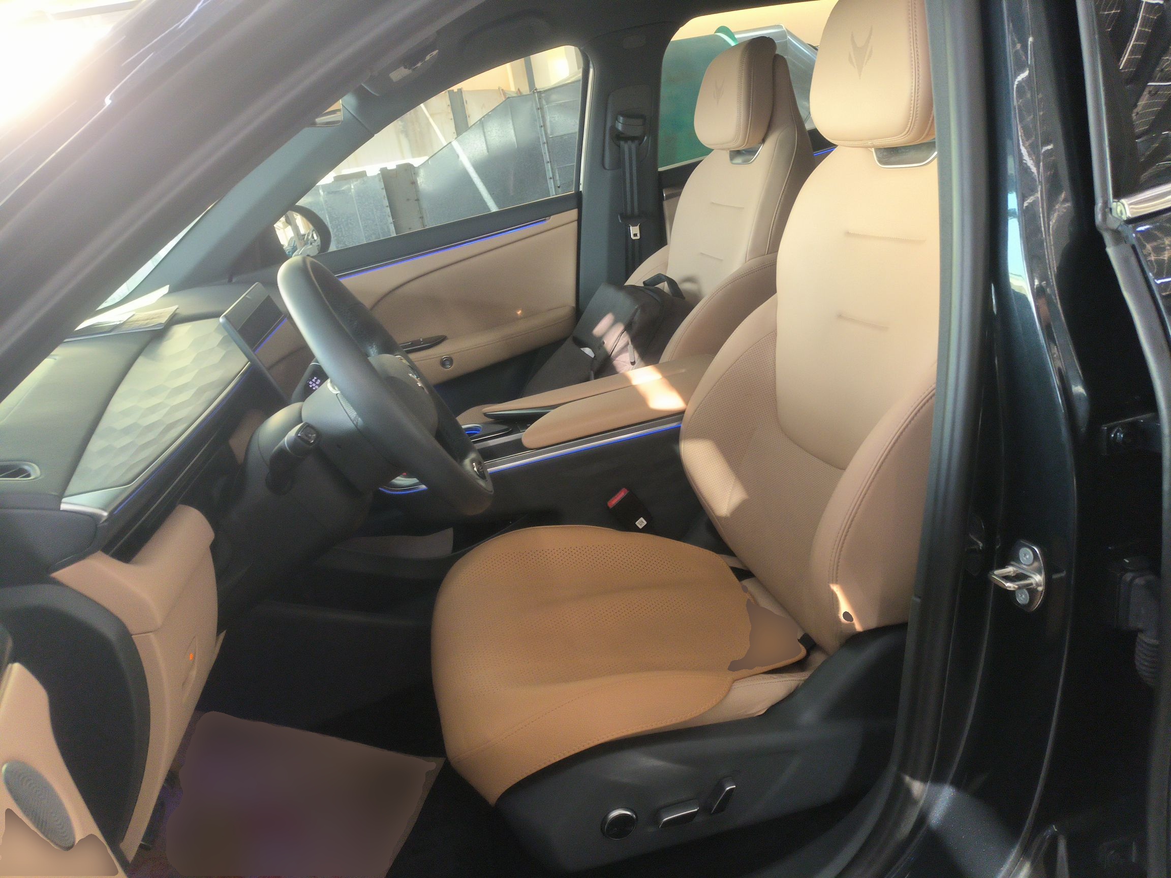 المقاعد الأمامية داخل السيارة