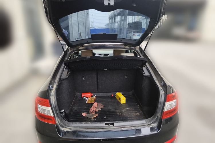 Used Skoda Octavia 2015 1.6L Automatic Yijun Edition Trunk