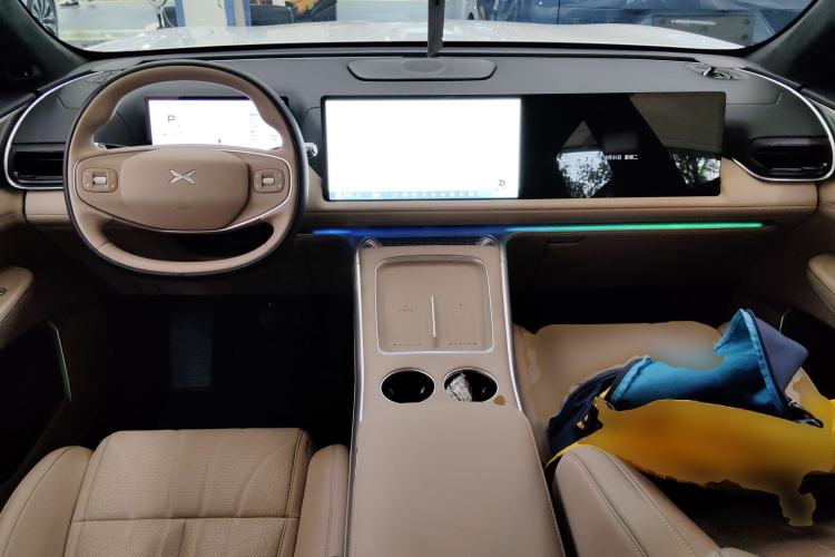 Used XPeng G9 2025 625 Long-Range Max Center Console