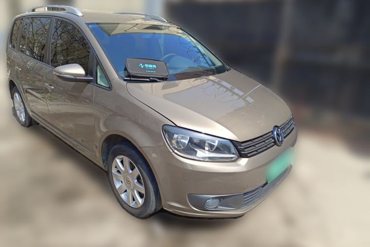 Used Volkswagen Touran  Front Right 45 Deg